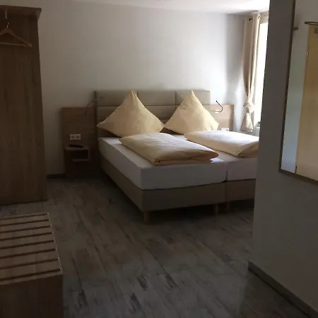 לינה וארוחת בוקר Mezzero 3*